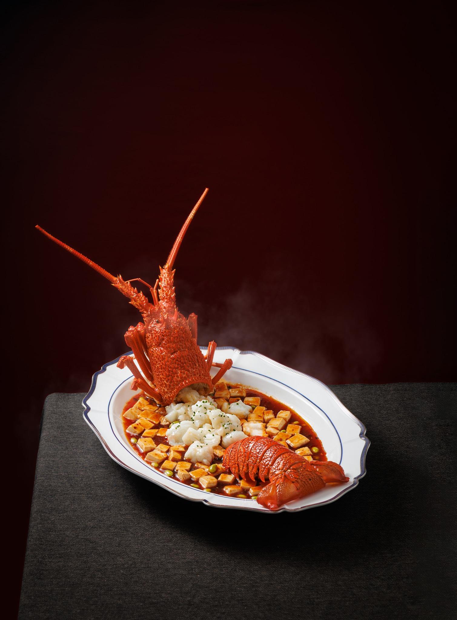 龍婆豆腐$2288 結合原隻鮮活龍蝦與香濃的麻辣醬汁,每一口都刺激味蕾,麻、辣、鮮、香層次分明。