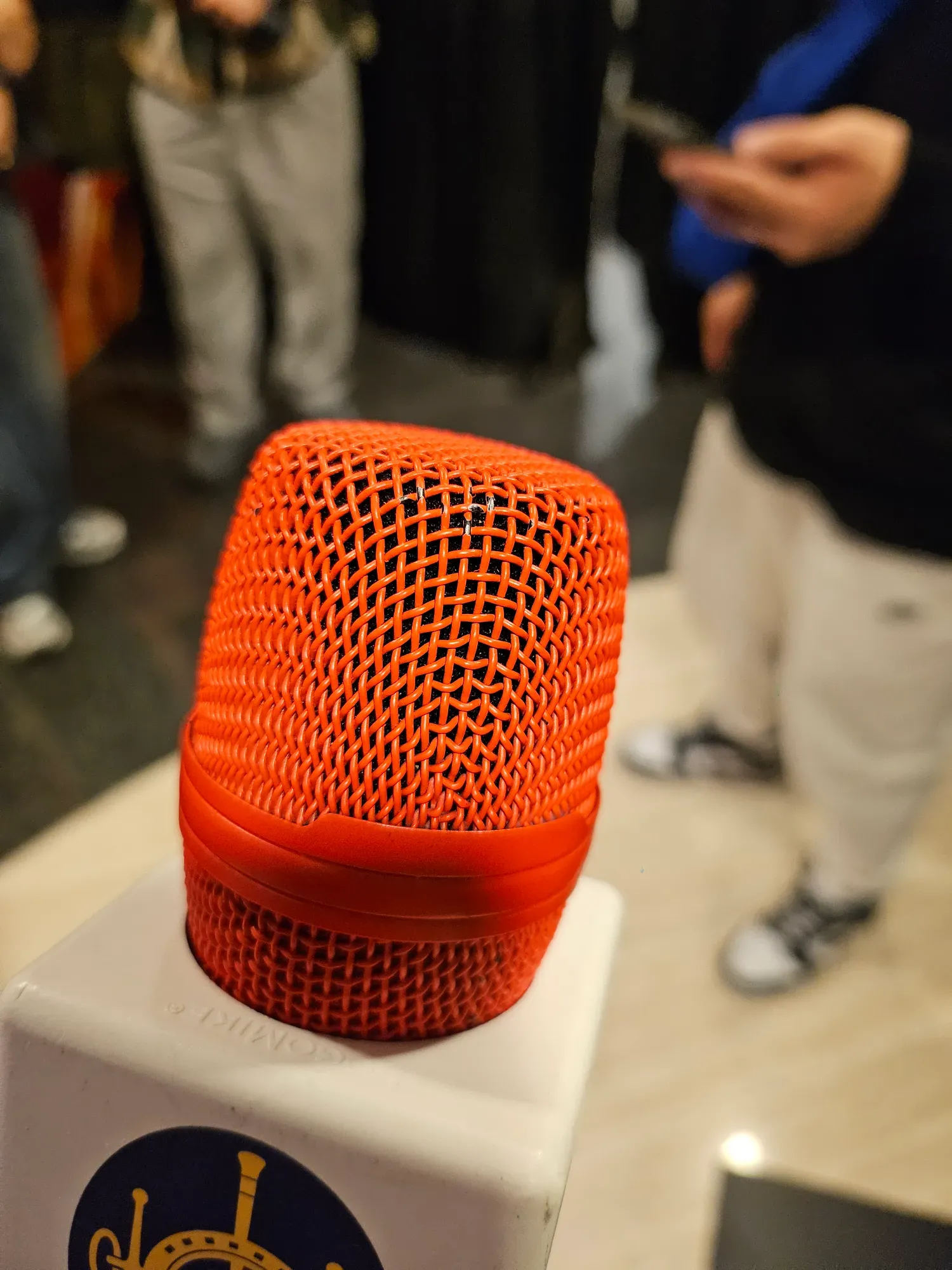 張敬軒的私家咪的咪頭出現甩漆情況。