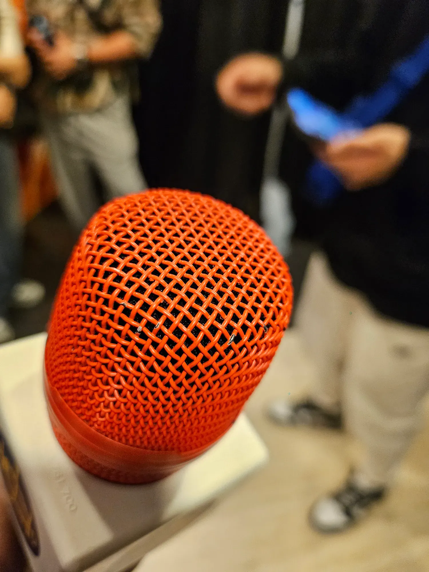 張敬軒的私家咪的咪頭出現甩漆情況。