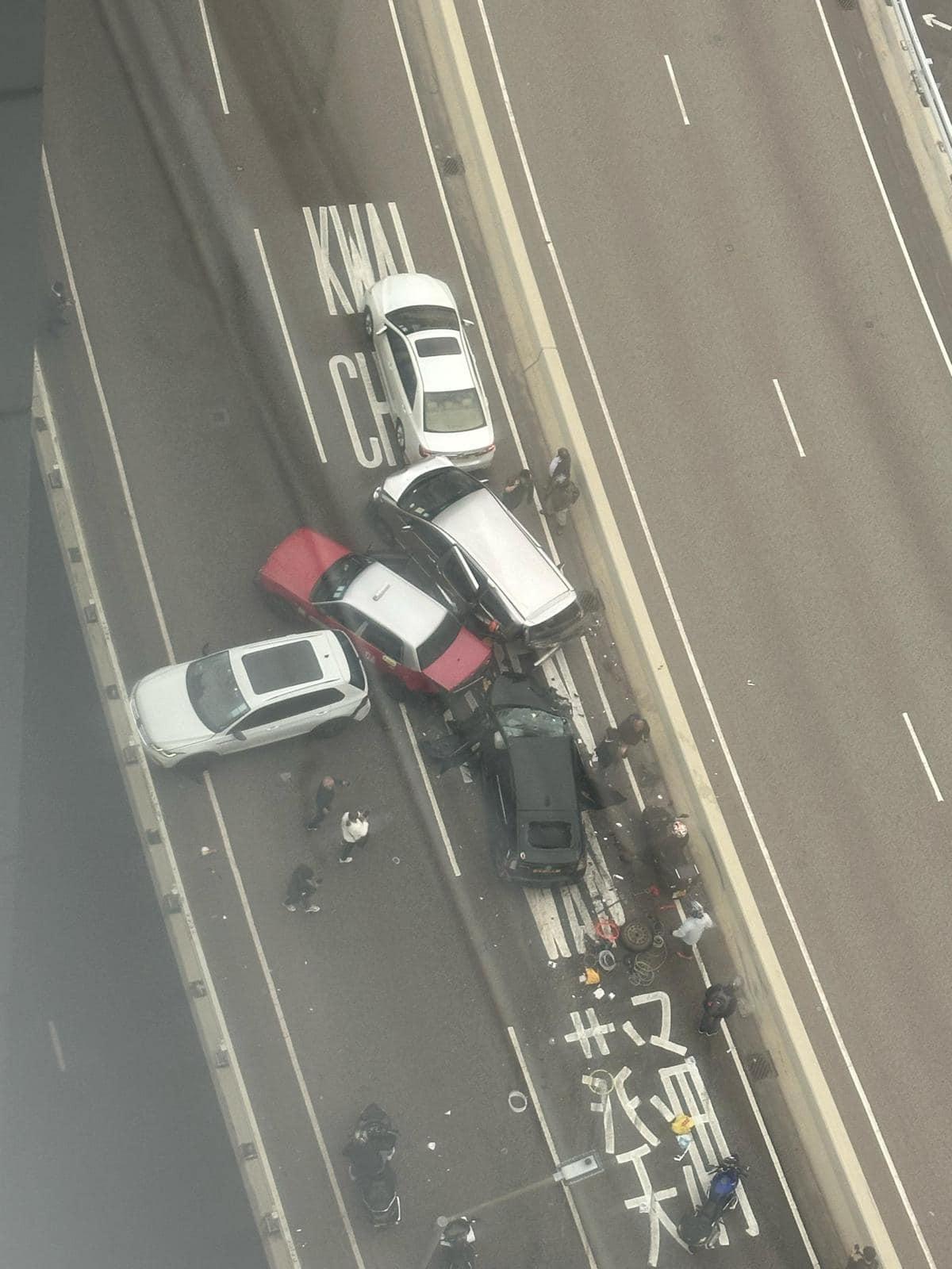 西九龍走廊發生串燒車禍。(fb「馬路的事 (即時交通資訊台)」圖片)