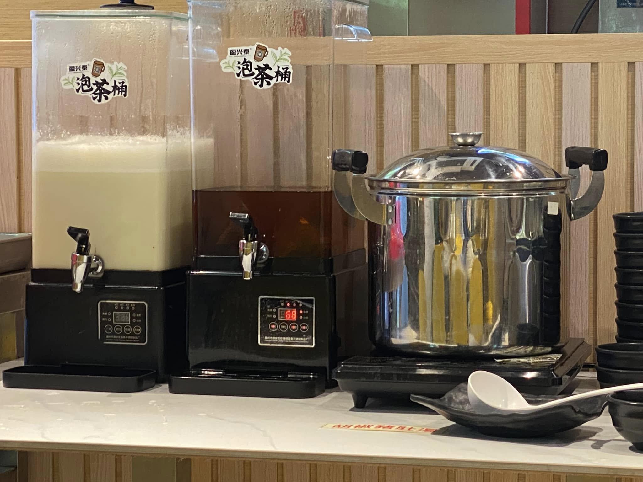 傷心酸辣粉「10餸飯放題」一推出成為熱話,facebook「香港兩餸飯關注組」有網民試食(香港兩餸飯關注組fb)