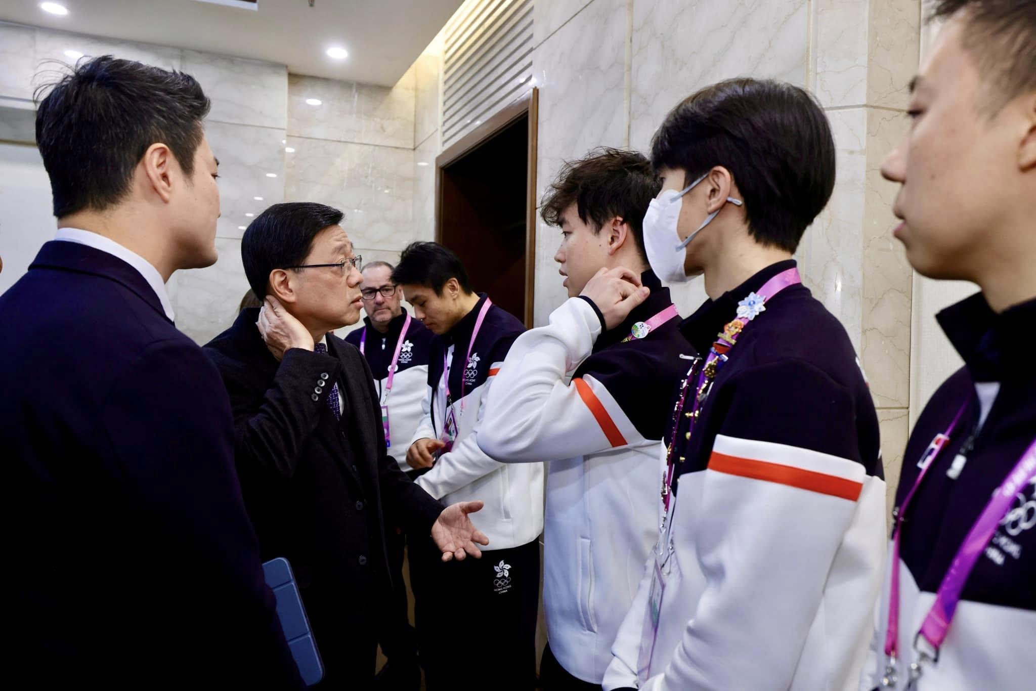 行政長官李家超關心和問候3位運動員的健康狀況。(李家超Facebook)