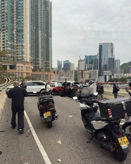 西九龍走廊發生串燒車禍。(fb「馬路的事 (即時交通資訊台)」圖片)