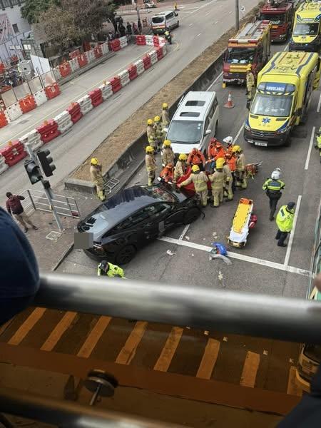 一名女學生被夾在兩車之間,由救援人員救出。(網上圖片)