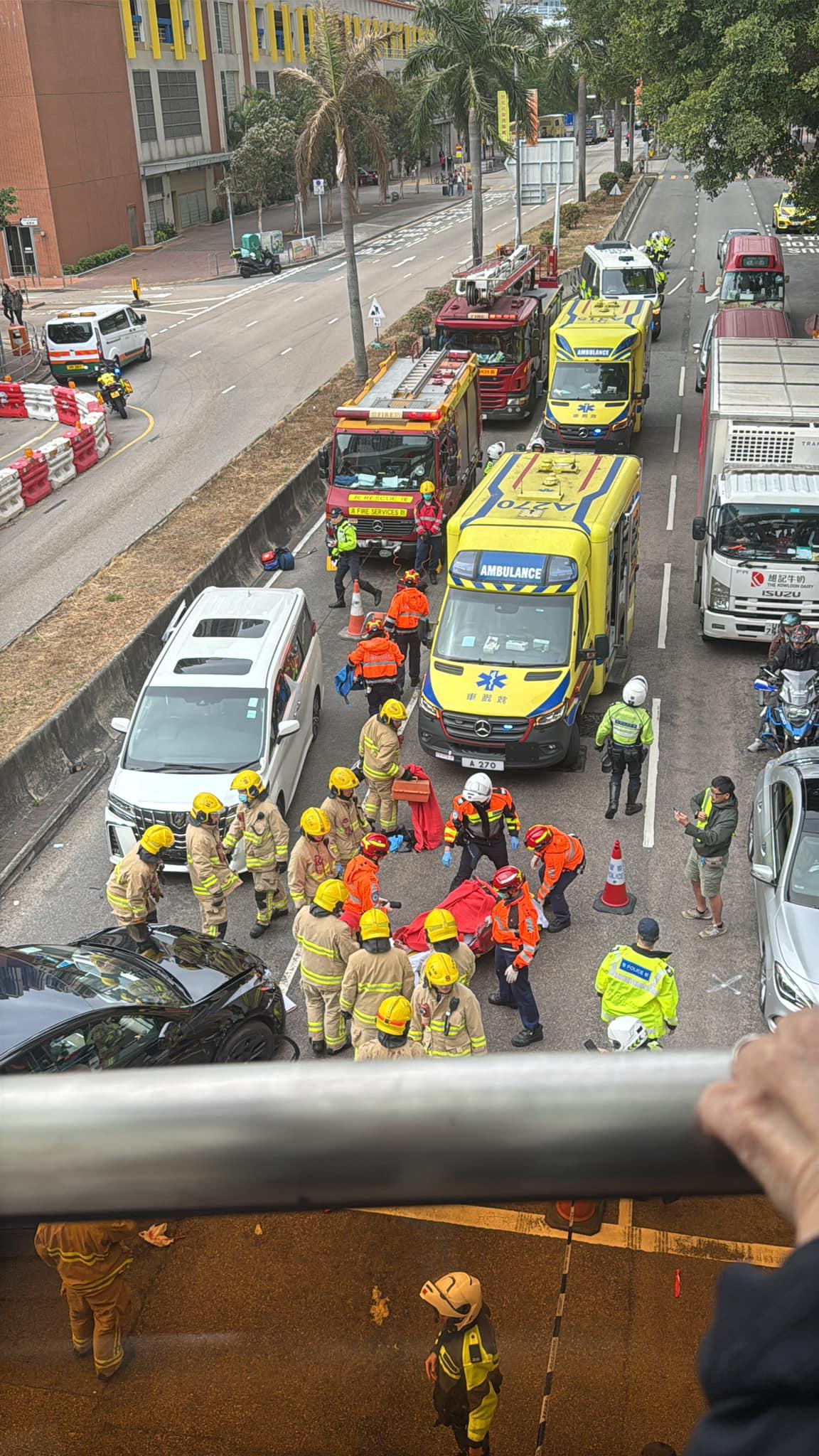 一名女學生被夾在兩車之間,由救援人員救出。(網上圖片)
