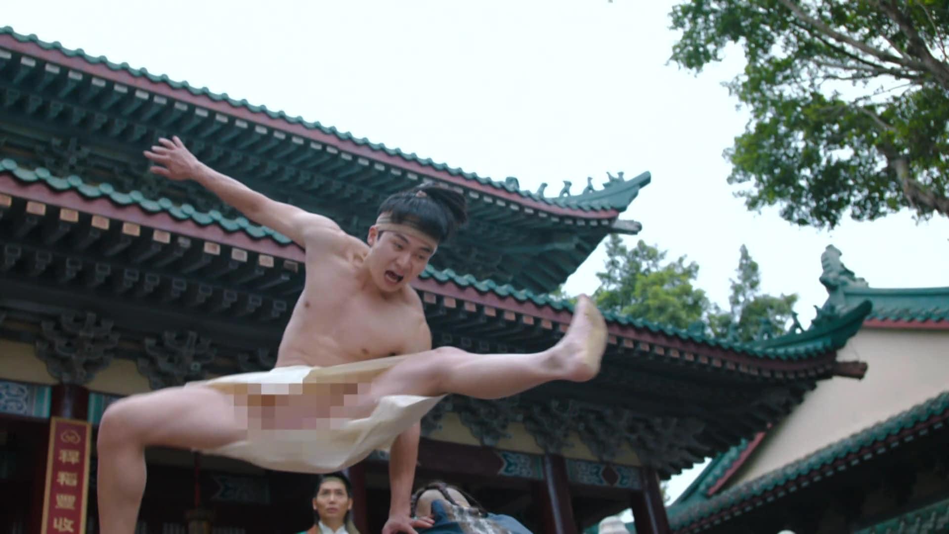 周嘉洛上演長達17分鐘嘅偽全裸戲。