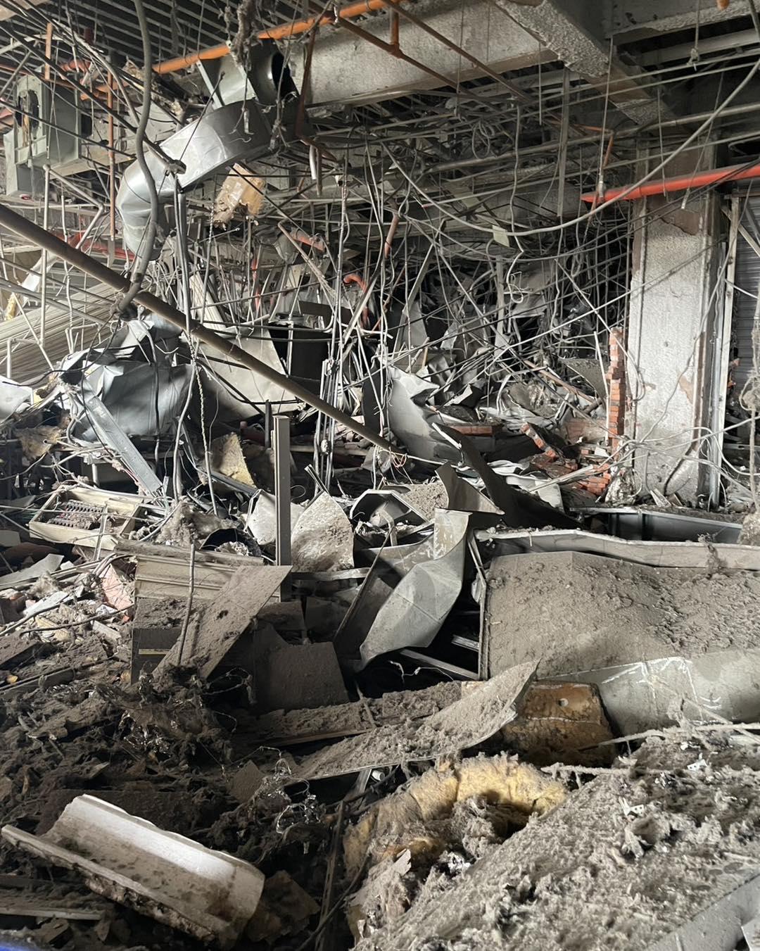 台中新光三越百貨發生氣爆,12樓內部破壞嚴重,現場恍如被轟炸。(記者爆料網)