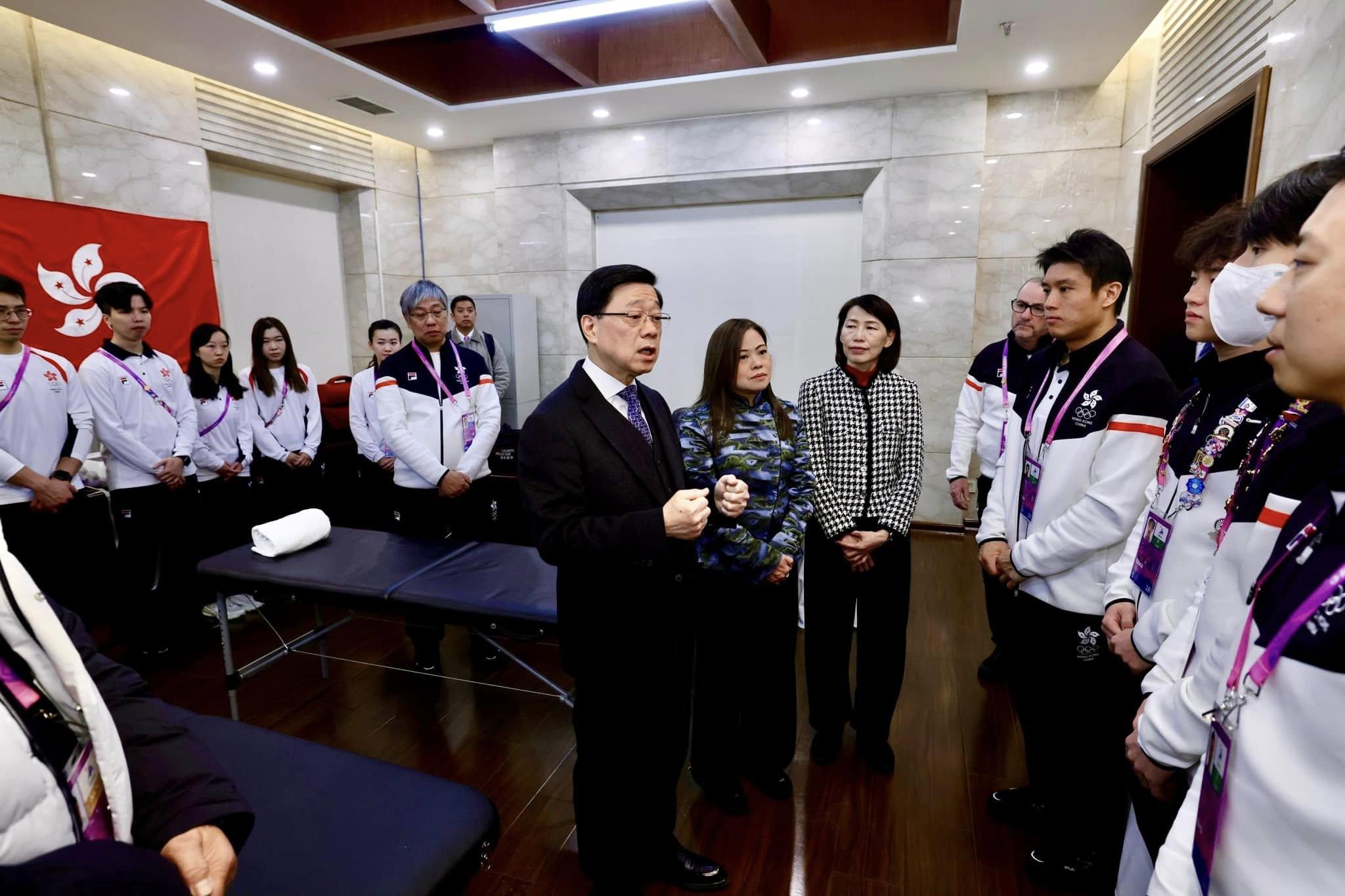 行政長官李家超、文體旅局局長羅淑佩和特首辦主任葉文娟一同前往運動員村,探望3位受傷運動員。(李家超Facebook)