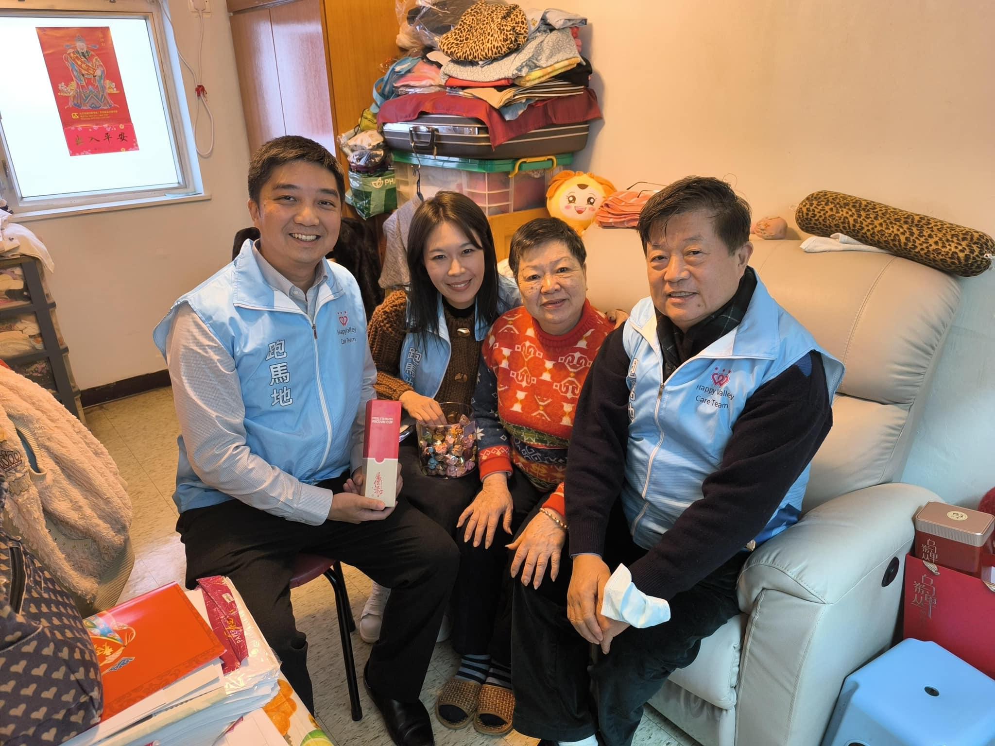 宋芝齡伙同灣仔關愛隊家訪探長者,關心身體狀況之外,仲提醒要注意寒冷天氣。(宋芝齡Facebook)