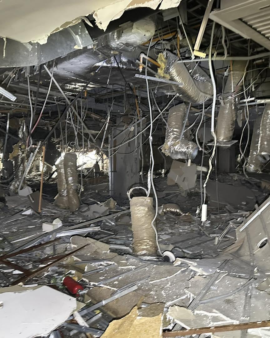 台中新光三越百貨發生氣爆,12樓內部破壞嚴重,現場恍如被轟炸。(記者爆料網)