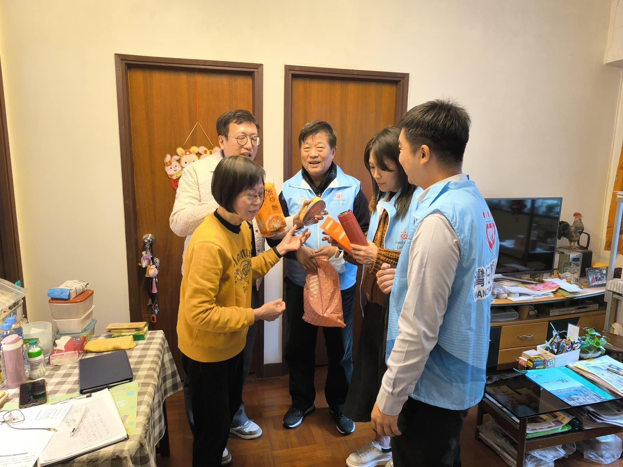 宋芝齡偕關愛隊探長者,送上食物等物資。(宋芝齡Facebook)