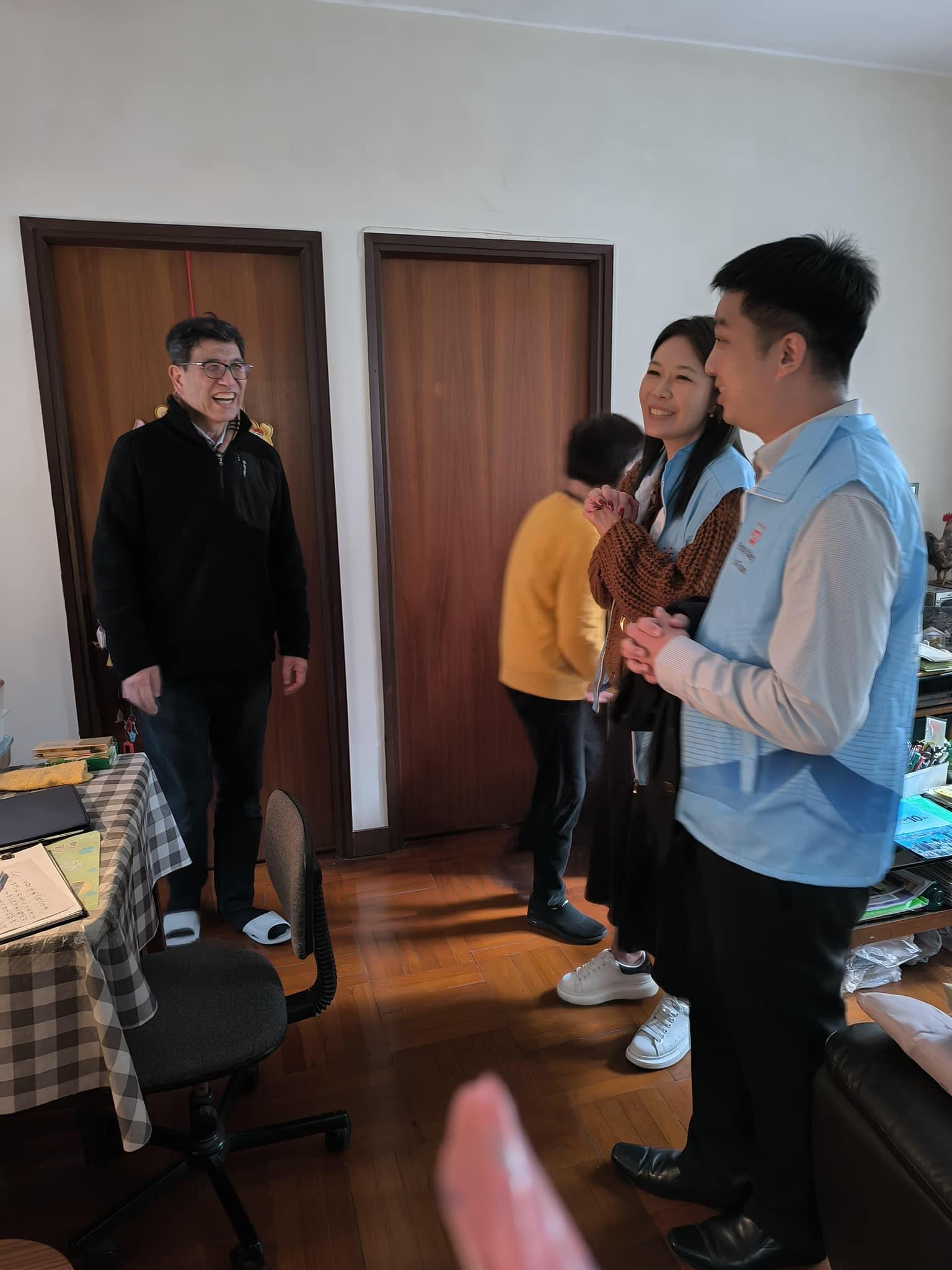 宋芝齡伙同灣仔關愛隊家訪探長者,關心身體狀況之外,仲提醒要注意寒冷天氣。(宋芝齡Facebook)