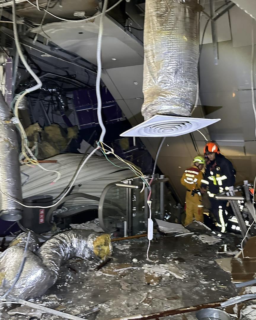 台中新光三越百貨發生氣爆,12樓內部破壞嚴重,現場恍如被轟炸。(記者爆料網)