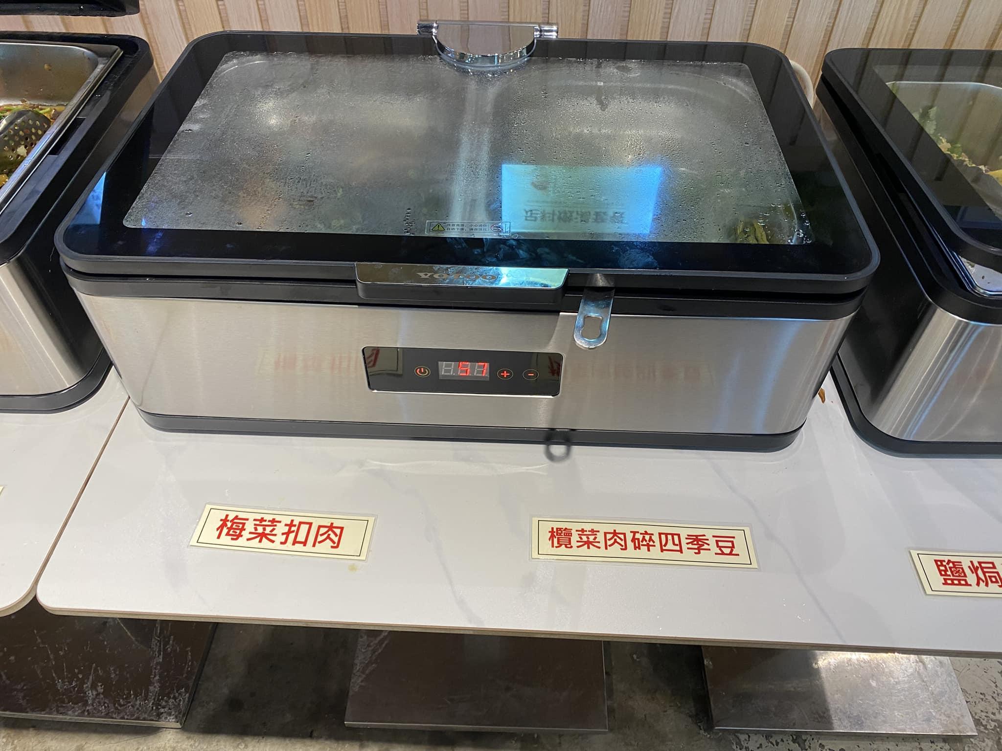 傷心酸辣粉「10餸飯放題」一推出成為熱話,facebook「香港兩餸飯關注組」有網民試食(香港兩餸飯關注組fb)