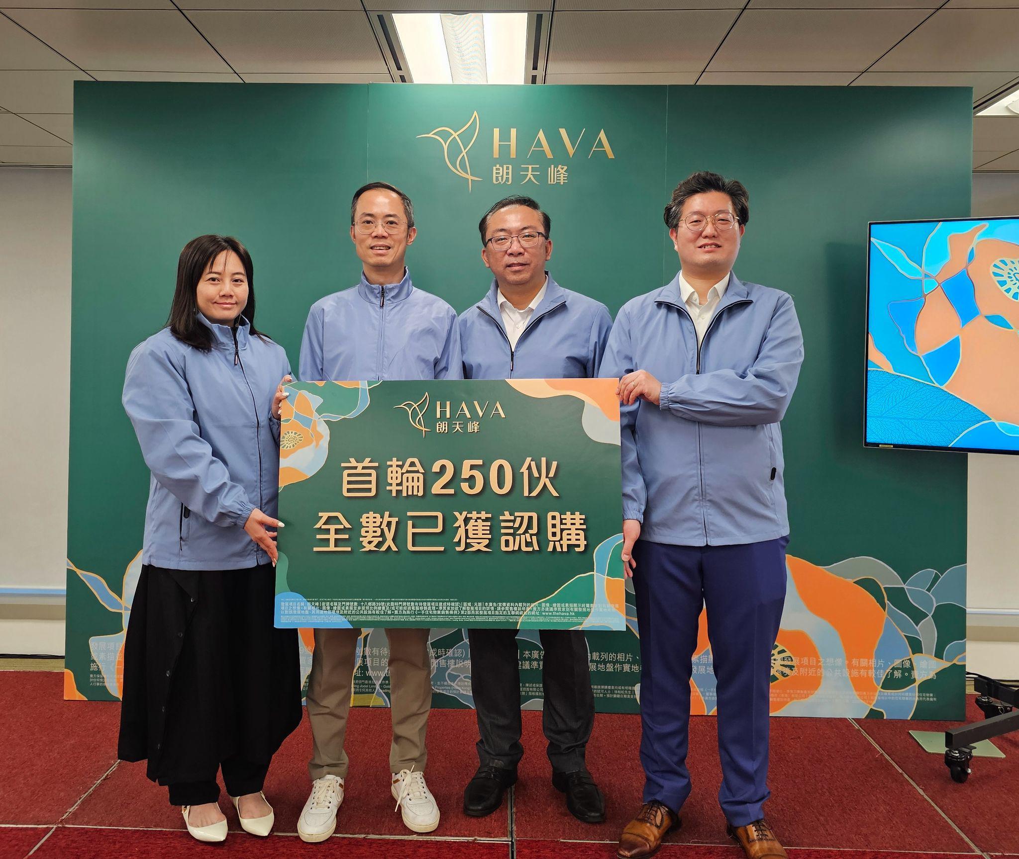 湯耀宗(左二)稱,「朗天峰」現正積極研究加推,以回應市場需求。