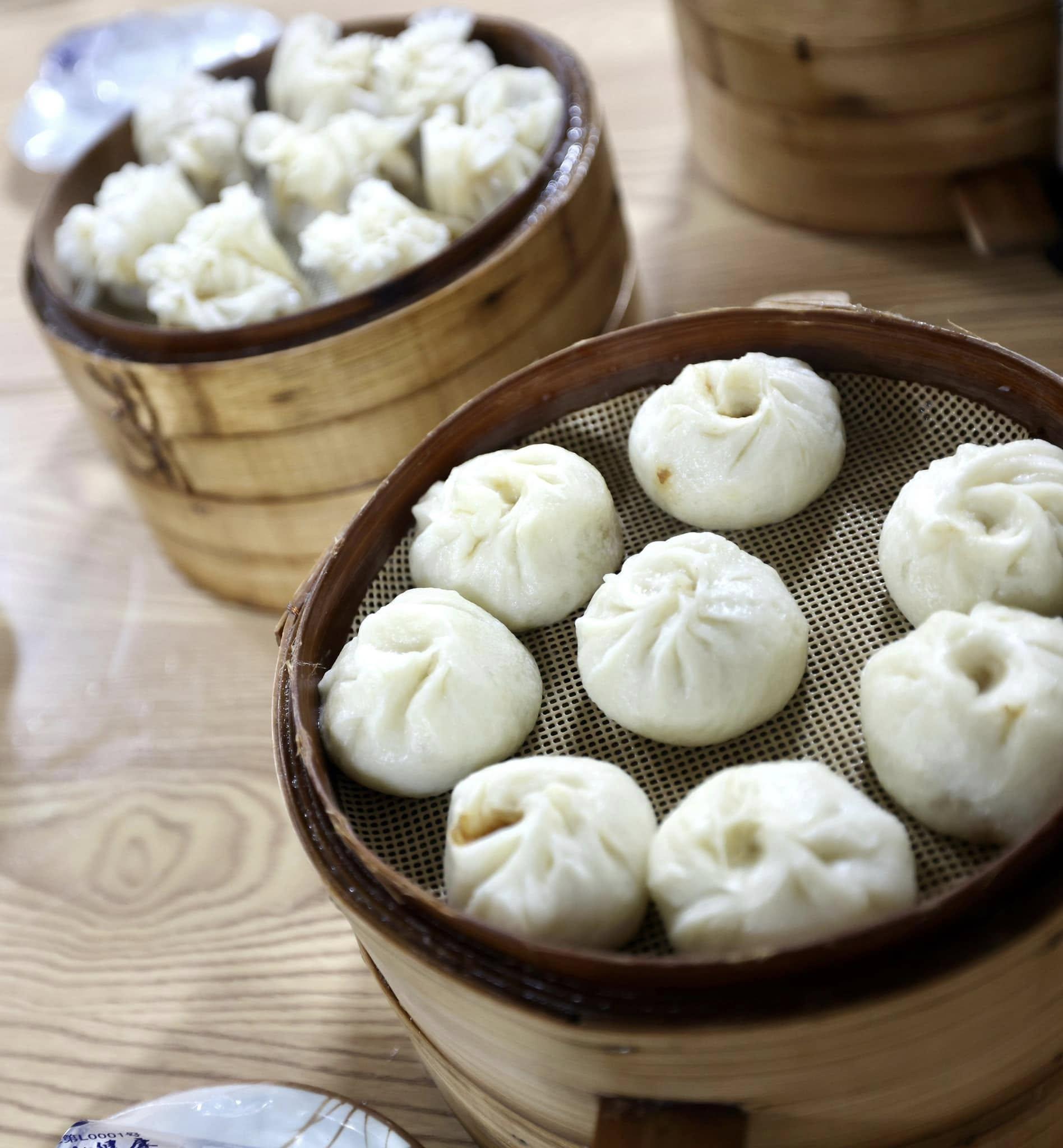 特首李家超上載4張品嚐哈爾濱特色早餐照片。(李家超 FB)