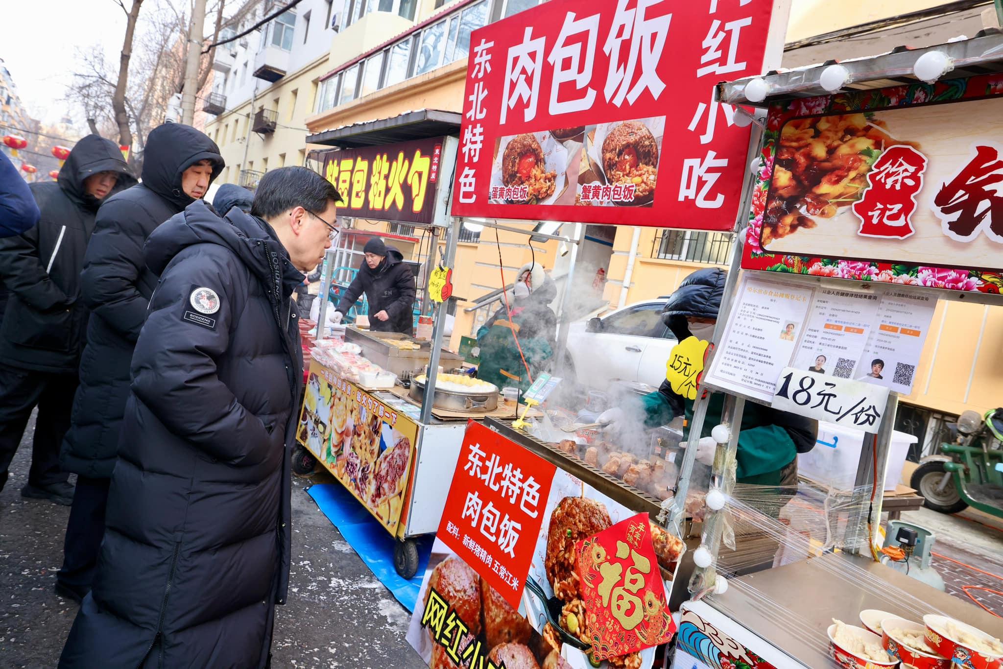特首李家超上載4張品嚐哈爾濱特色早餐照片。(李家超 FB)