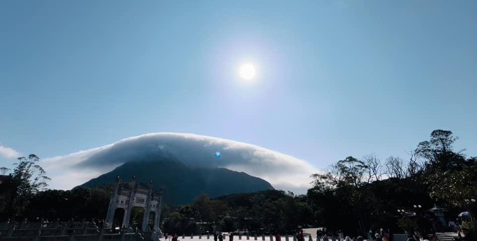 有網民於天文台FB留言,稱年初一於昂坪拍到「山帽雲」。(天文台FB)