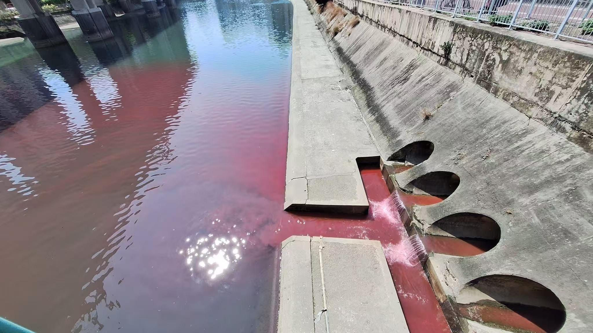 環保署今日下午約五時接報,指屯門河面有河水呈現紅色。(何俊賢FB)