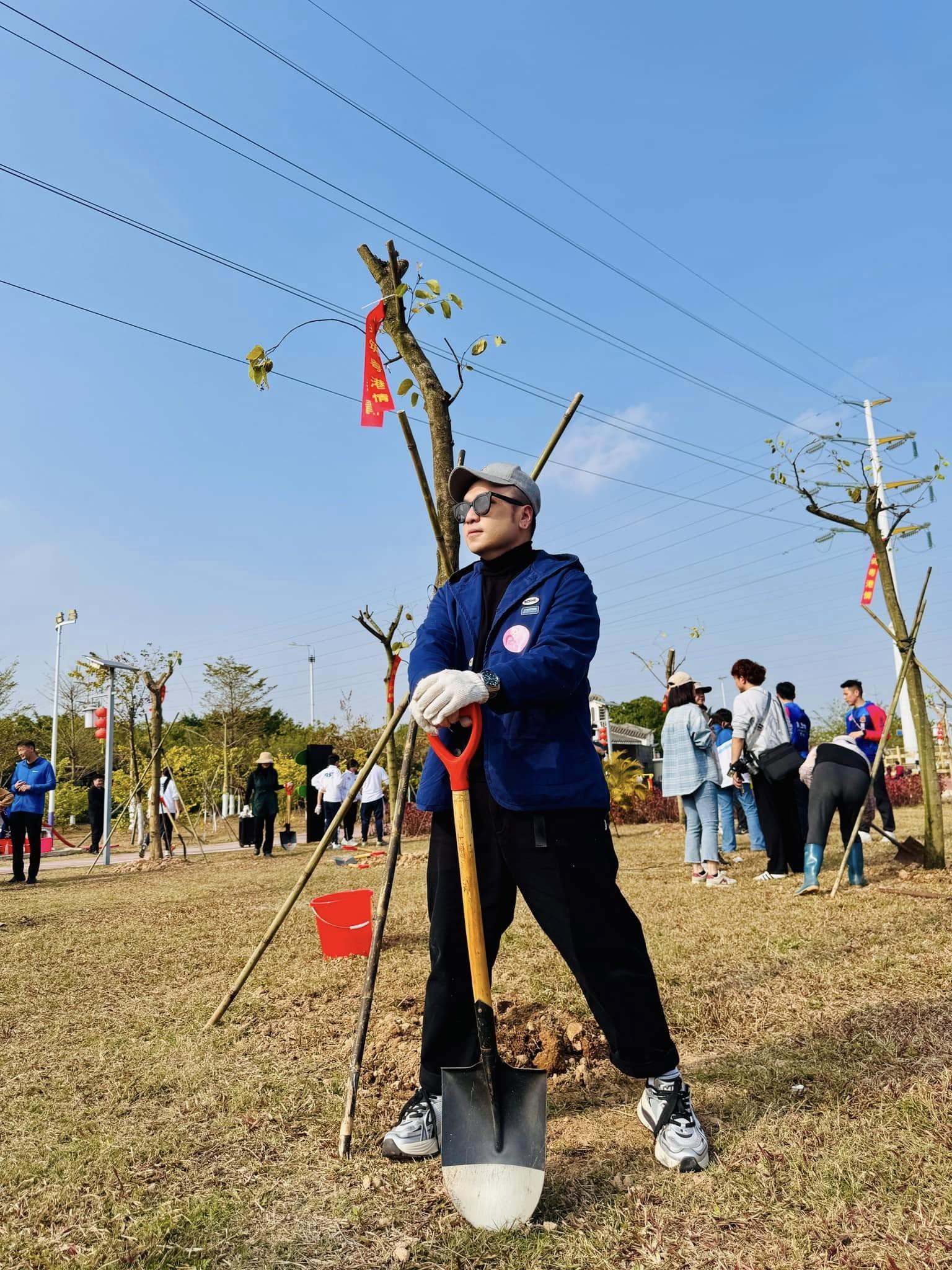 沈宗賢早前北上做義工,幫手植樹。