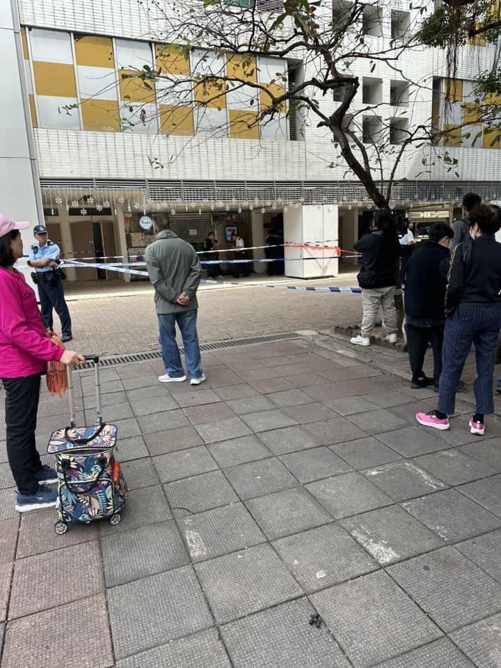 19歲青年在屯門市廣場二期地下一間便利店遭兩名刀手伏擊,警方封鎖現場調查。(fb:真.屯門友)