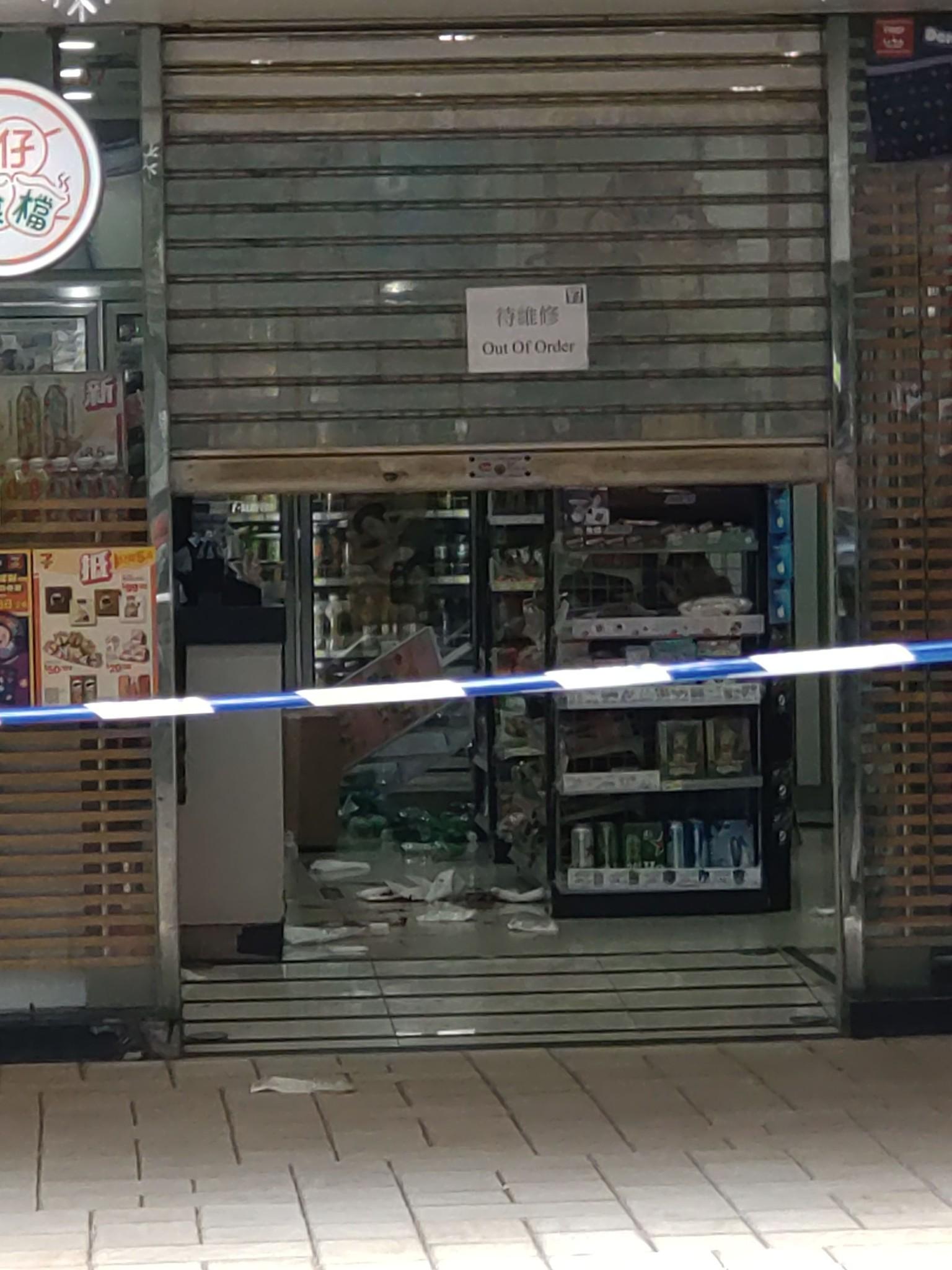 19歲青年在屯門市廣場二期地下一間便利店遭兩名刀手伏擊,警方封鎖現場調查。(fb:真.屯門友)