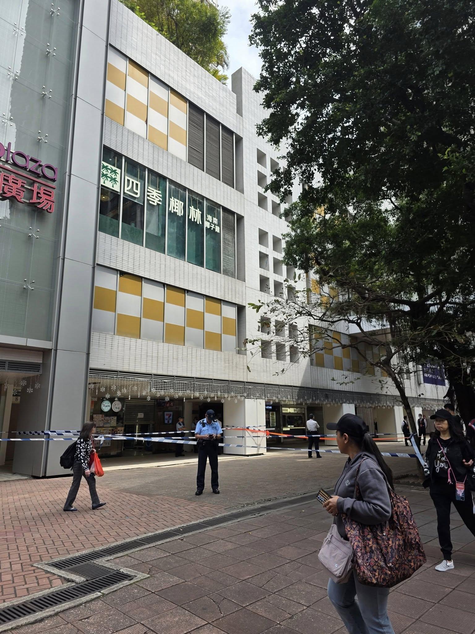 19歲青年在屯門市廣場二期地下一間便利店遭兩名刀手伏擊,警方封鎖現場調查。(fb:真.屯門友)