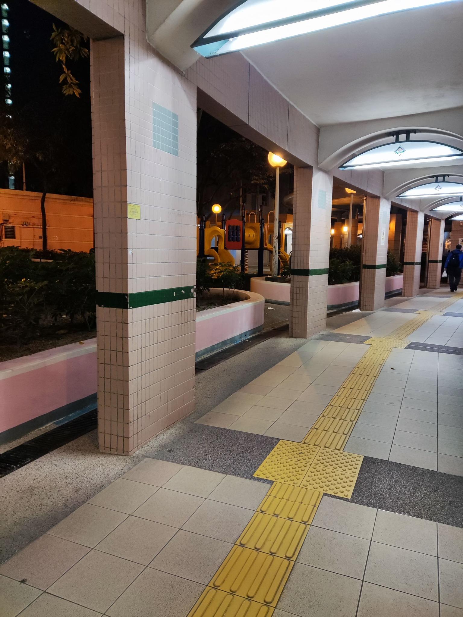 將軍澳尚德邨本月19日晚上發生襲擊事件,一名男子在放工回家途中突然遭人推跌,頭部直撼花槽浴血受傷送院。發文者指其家人遇襲位置。(將軍澳主場fb)