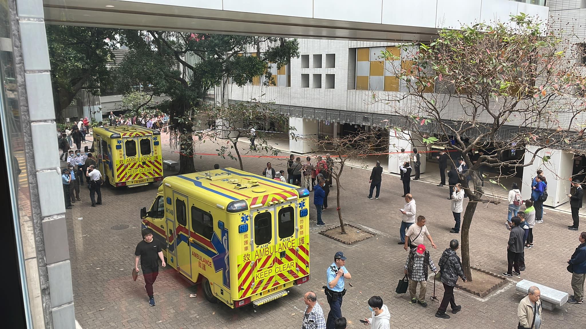 19歲青年在屯門市廣場二期地下一間便利店遭兩名刀手伏擊,警方封鎖現場調查。(fb:真.屯門友)