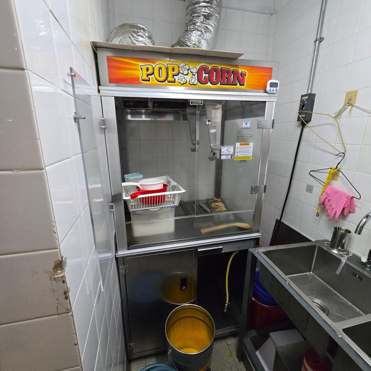 夜冷店標明「深水埗影院物品清場大平賣」,有街坊認出被清場的戲院為南昌站嘉禾V WALK戲院。(大福行夜冷Facebook)