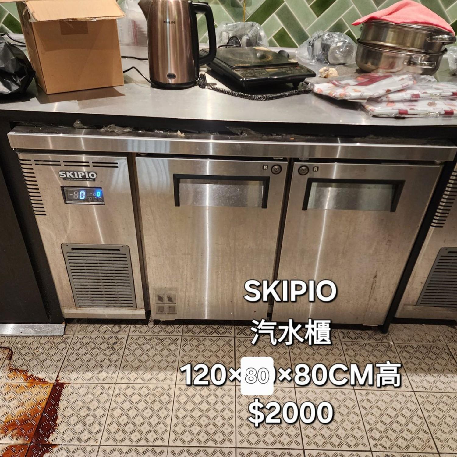 夜冷店標明「深水埗影院物品清場大平賣」,有街坊認出被清場的戲院為南昌站嘉禾V WALK戲院。(大福行夜冷Facebook)