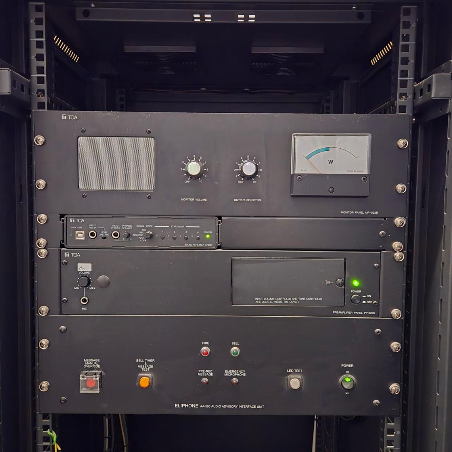 夜冷店標明「深水埗影院物品清場大平賣」,有街坊認出被清場的戲院為南昌站嘉禾V WALK戲院。(大福行夜冷Facebook)