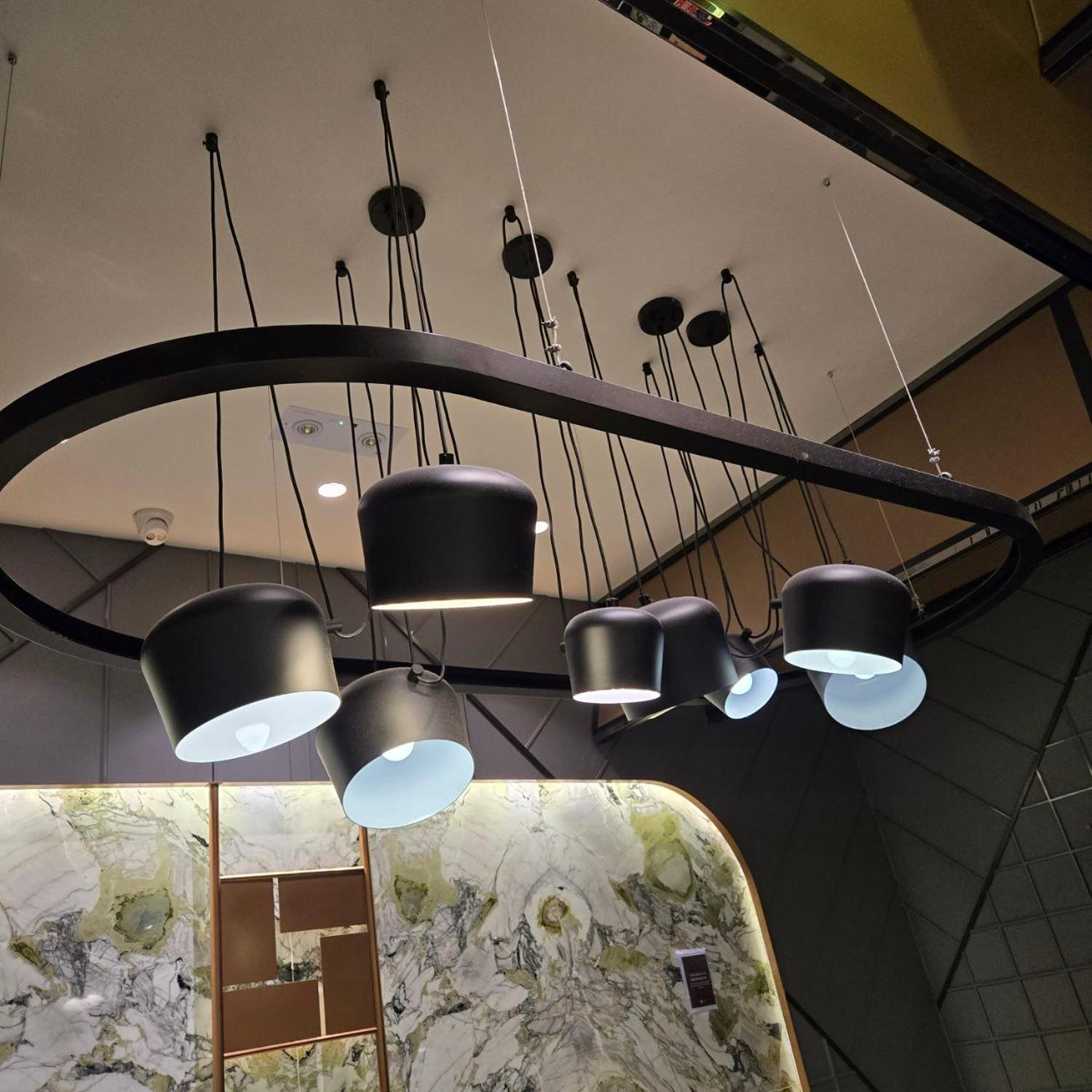 夜冷店標明「深水埗影院物品清場大平賣」,有街坊認出被清場的戲院為南昌站嘉禾V WALK戲院。(大福行夜冷Facebook)