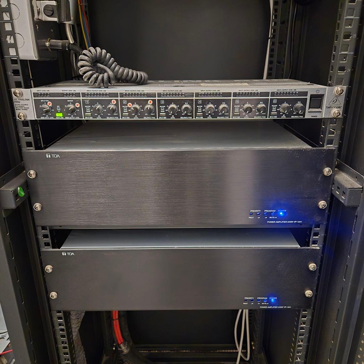 夜冷店標明「深水埗影院物品清場大平賣」,有街坊認出被清場的戲院為南昌站嘉禾V WALK戲院。(大福行夜冷Facebook)