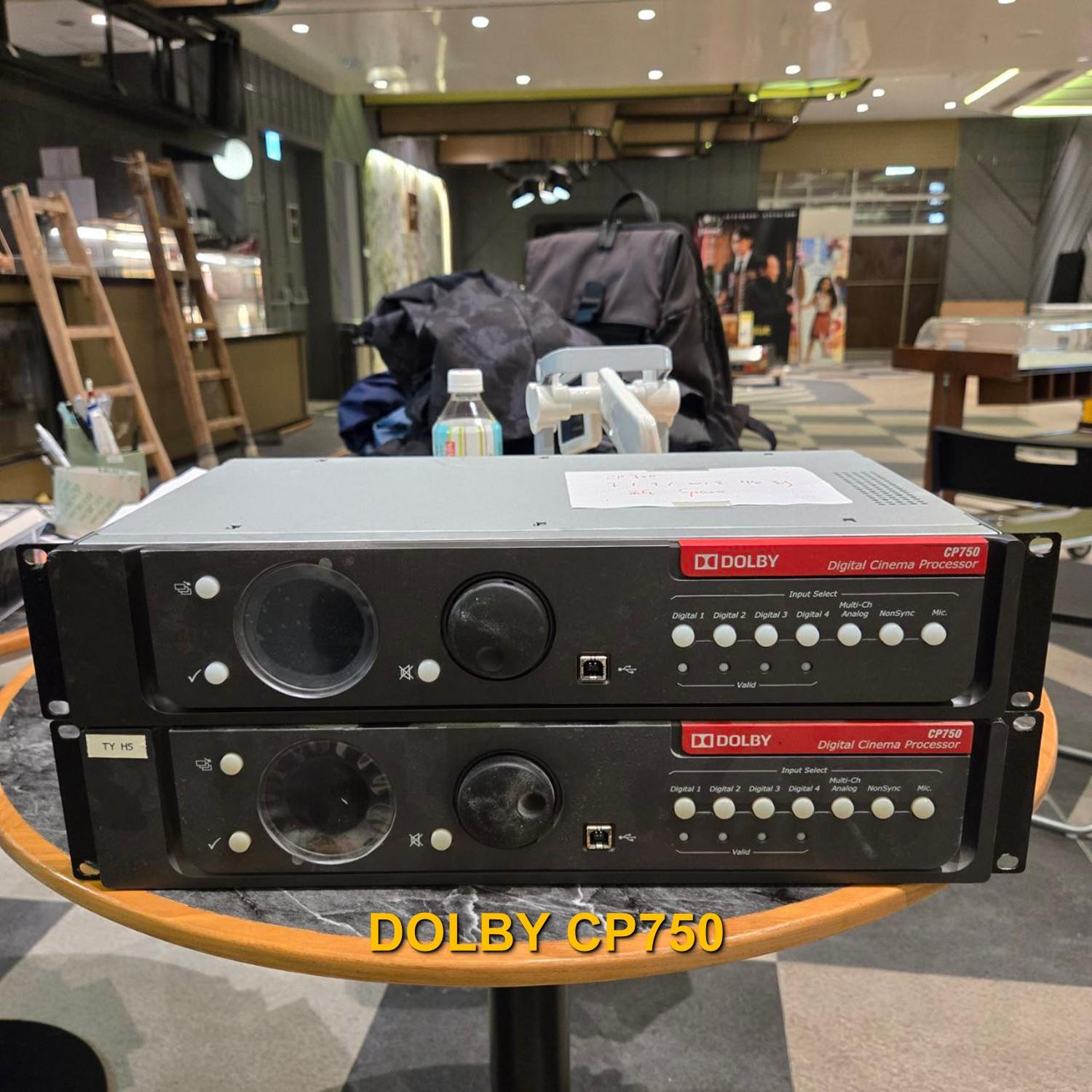 夜冷店標明「深水埗影院物品清場大平賣」,有街坊認出被清場的戲院為南昌站嘉禾V WALK戲院。(大福行夜冷Facebook)