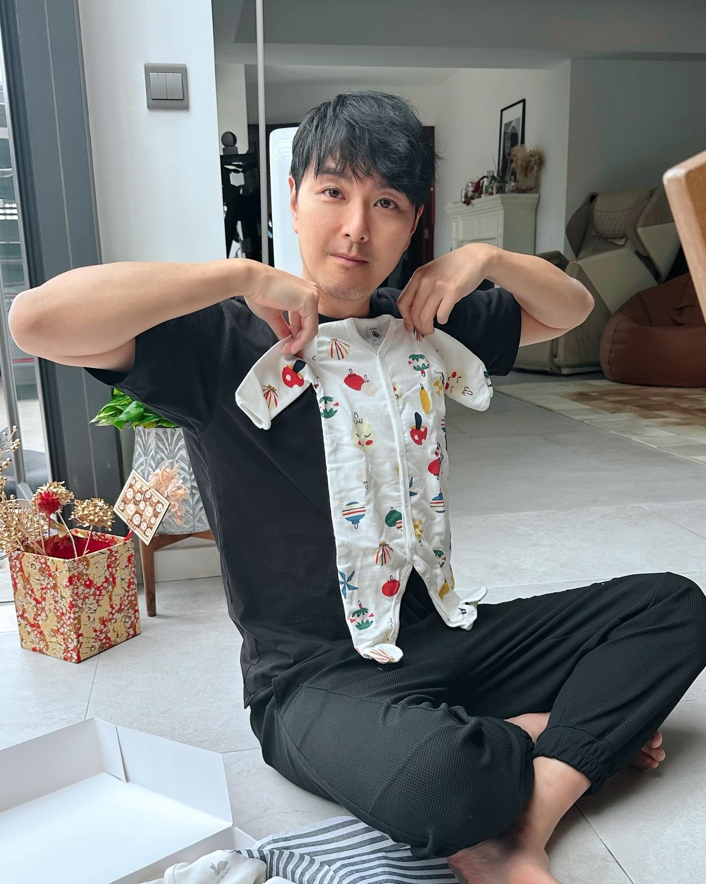 準爸爸己為寶寶準備BB衫。