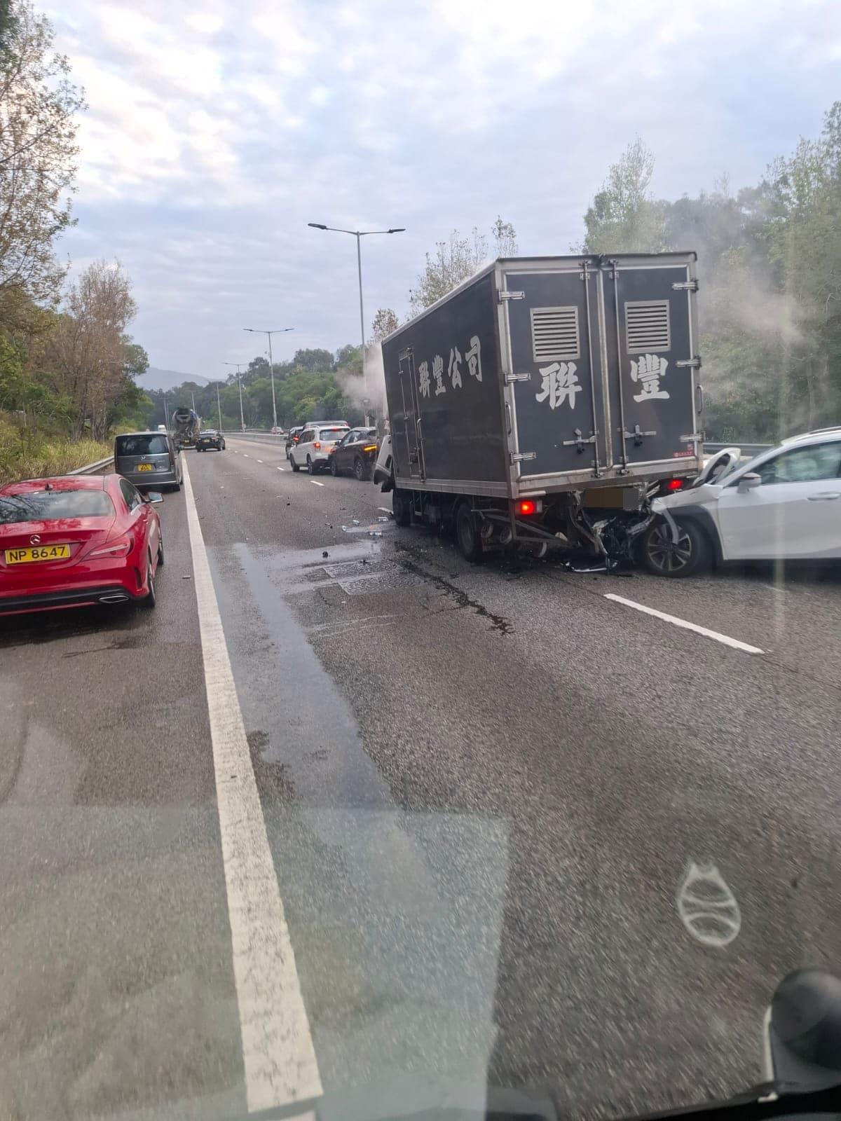 元朗發生7車串燒車禍。(fb「馬路的事 (即時交通資訊台)」圖片)
