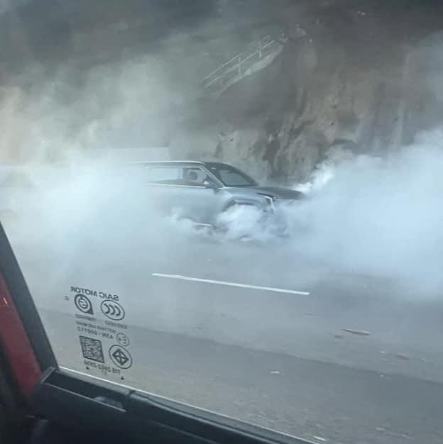 葵涌道發生3車串燒車禍。(fb「馬路的事 (即時交通資訊台)」圖片)