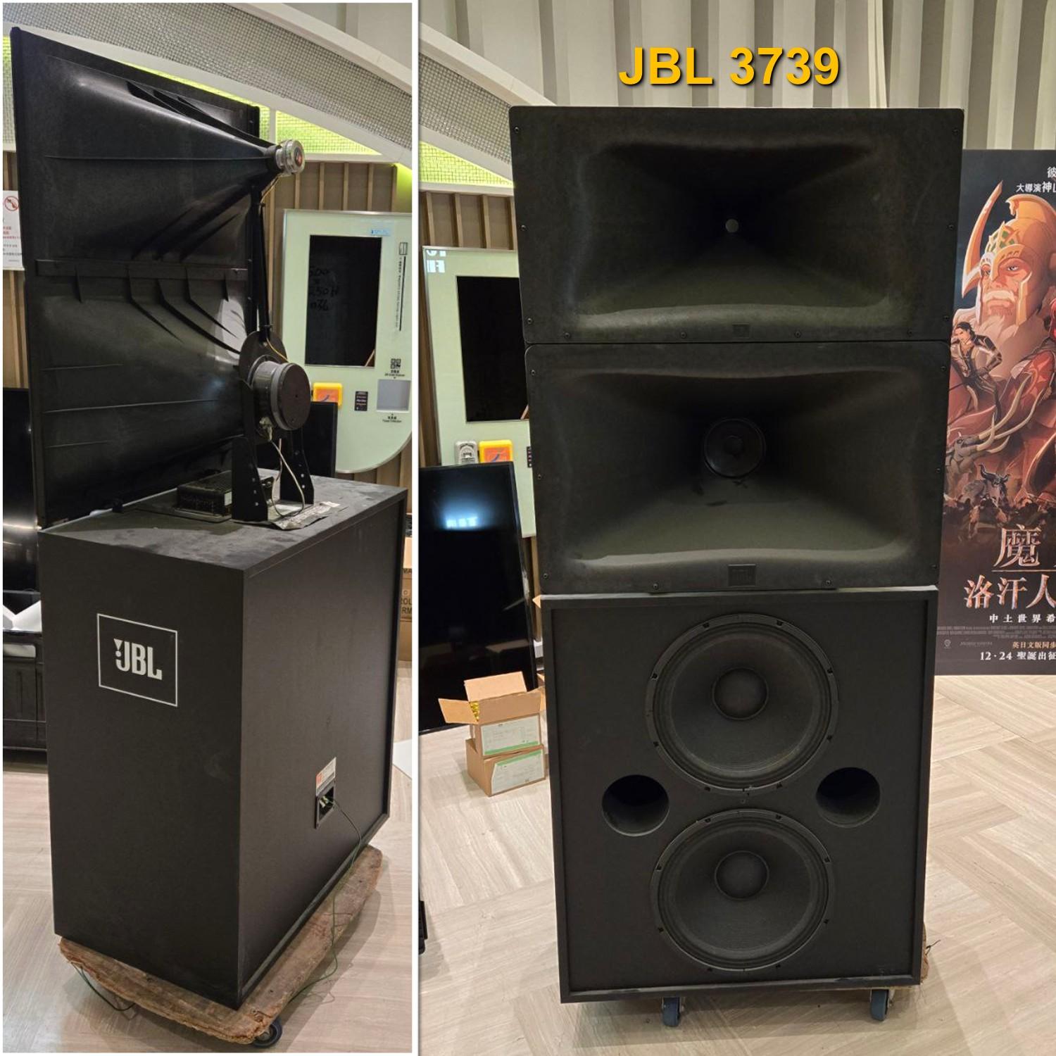 夜冷店標明「深水埗影院物品清場大平賣」,有街坊認出被清場的戲院為南昌站嘉禾V WALK戲院。(大福行夜冷Facebook)