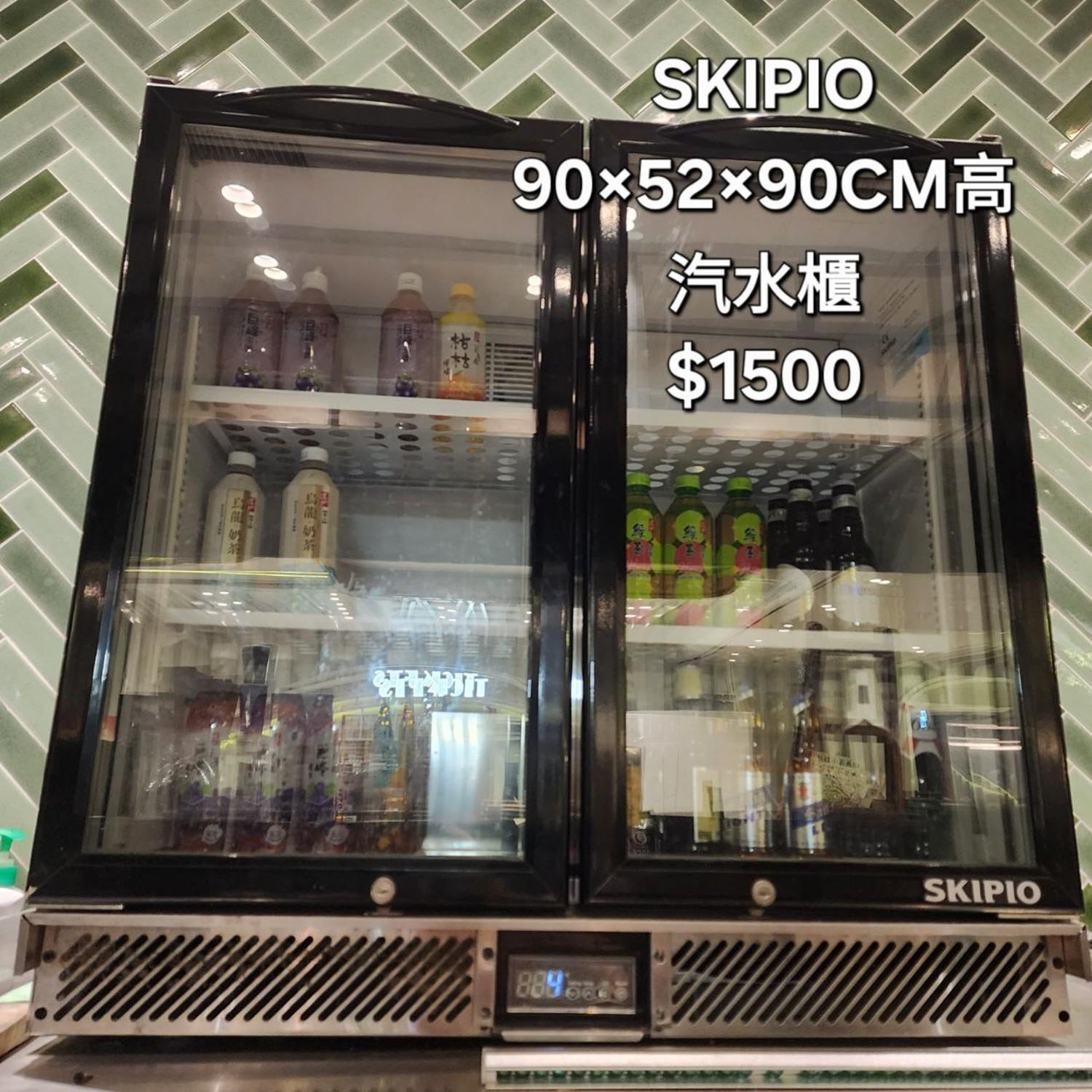 夜冷店標明「深水埗影院物品清場大平賣」,有街坊認出被清場的戲院為南昌站嘉禾V WALK戲院。(大福行夜冷Facebook)