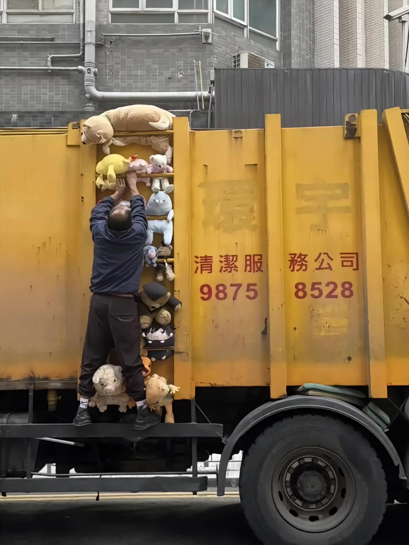 司機把毛公仔掛在垃圾車上。(threads)