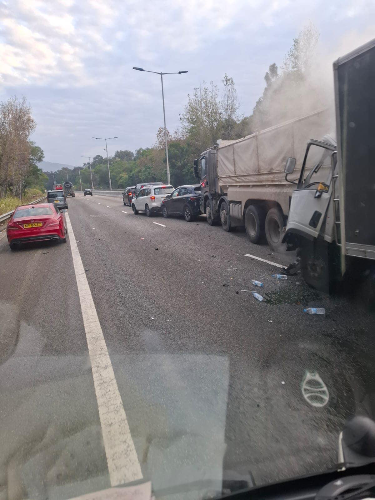 元朗發生7車串燒車禍。(fb「馬路的事 (即時交通資訊台)」圖片)