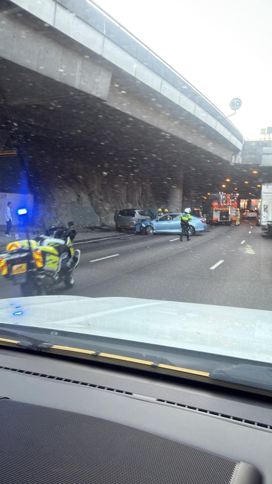 葵涌道發生3車串燒車禍。(fb「馬路的事 (即時交通資訊台)」圖片)