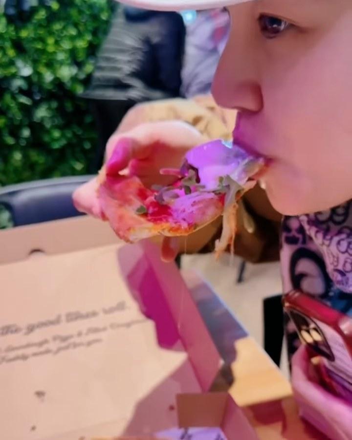 翠如胃口大開,不停享受美食。