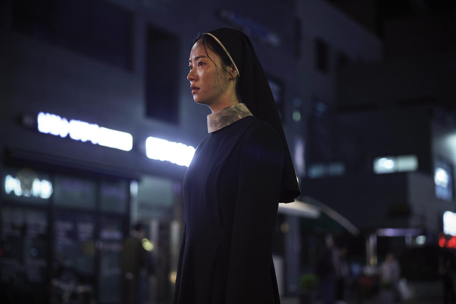 青龍女配角全汝彬拍攝話題電影《驅魔黑修女》。