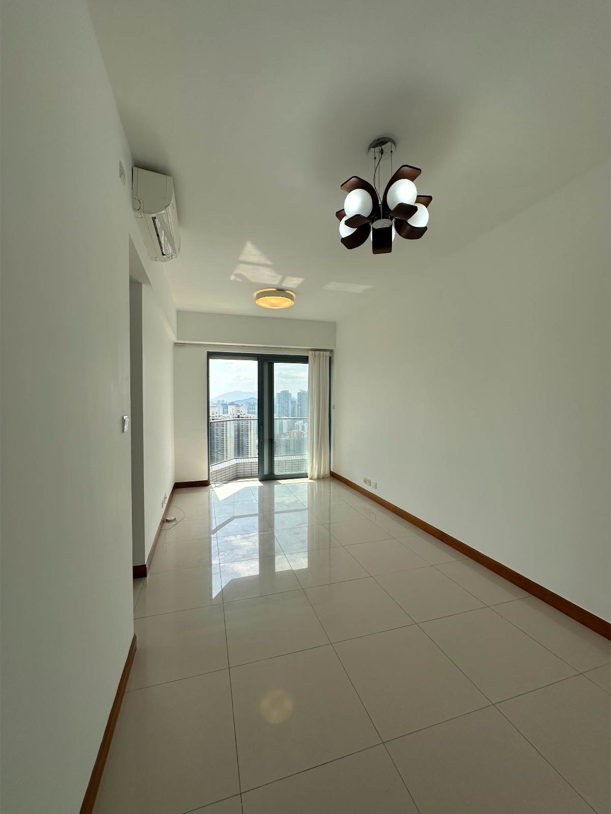 長方形大廳外接露台,因位處極高層,室內採光度高。(代理提供)