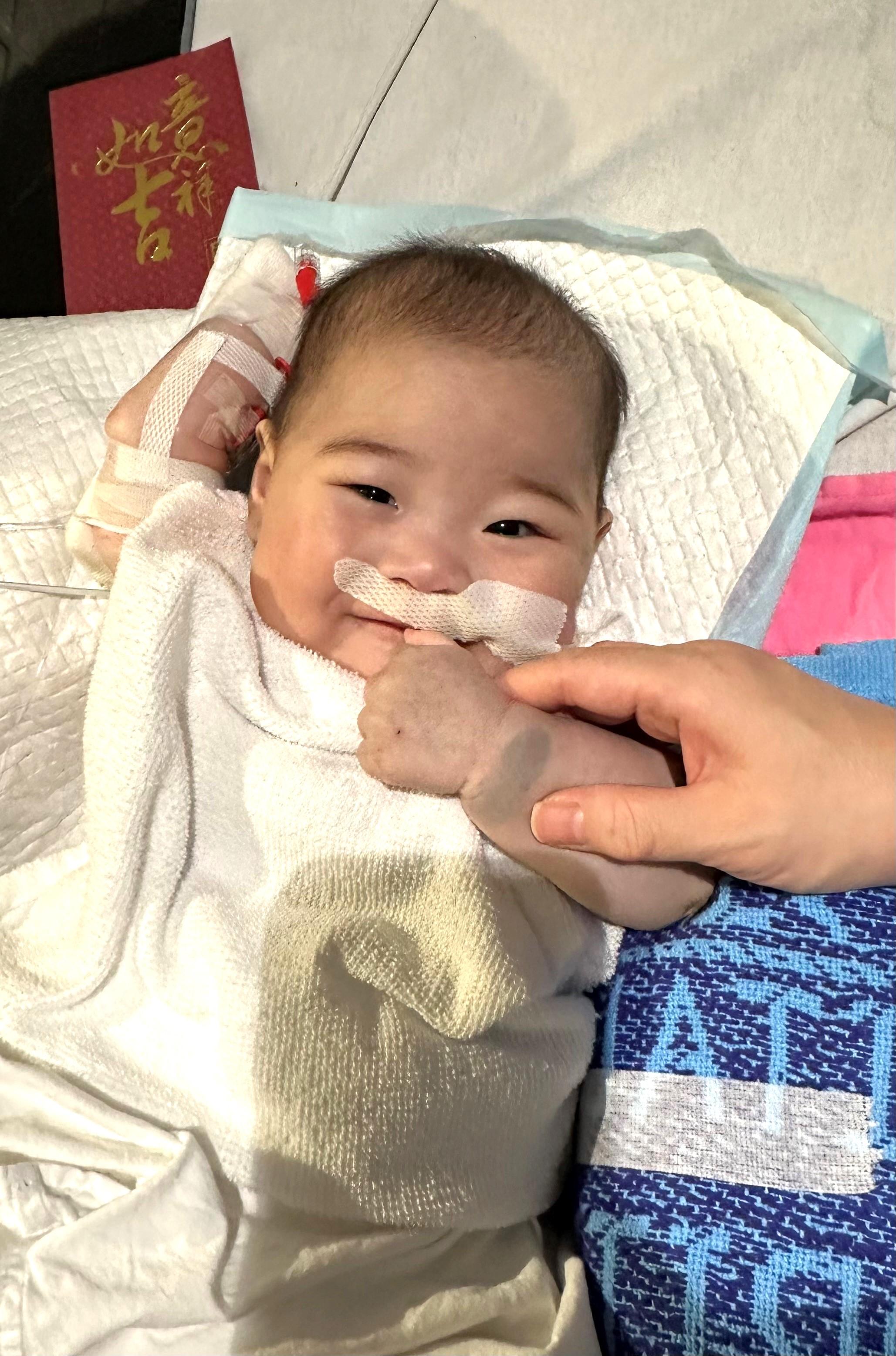 祈祈爸爸表示,祈祈十分堅強,每日都向醫護笑。