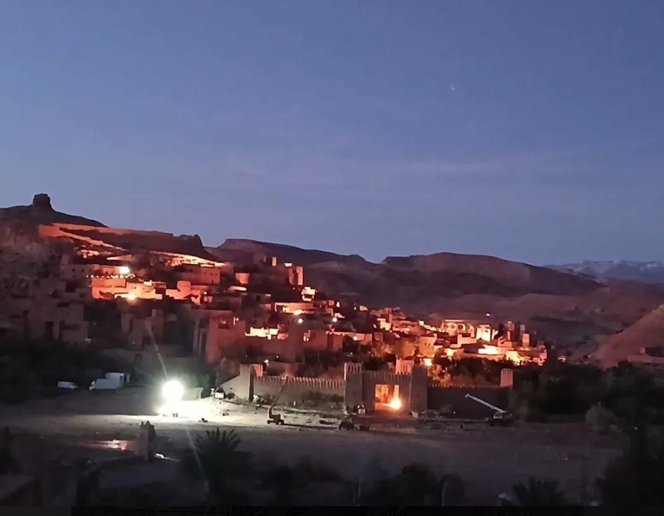 劇組在晚上繼續趕工。