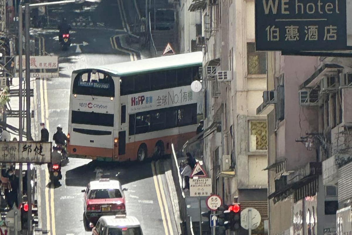 有巴士疑誤闖東邊街,於轉彎時卡在路中。(網民Kin Wai Ho@FB群組「西環變幻時」)