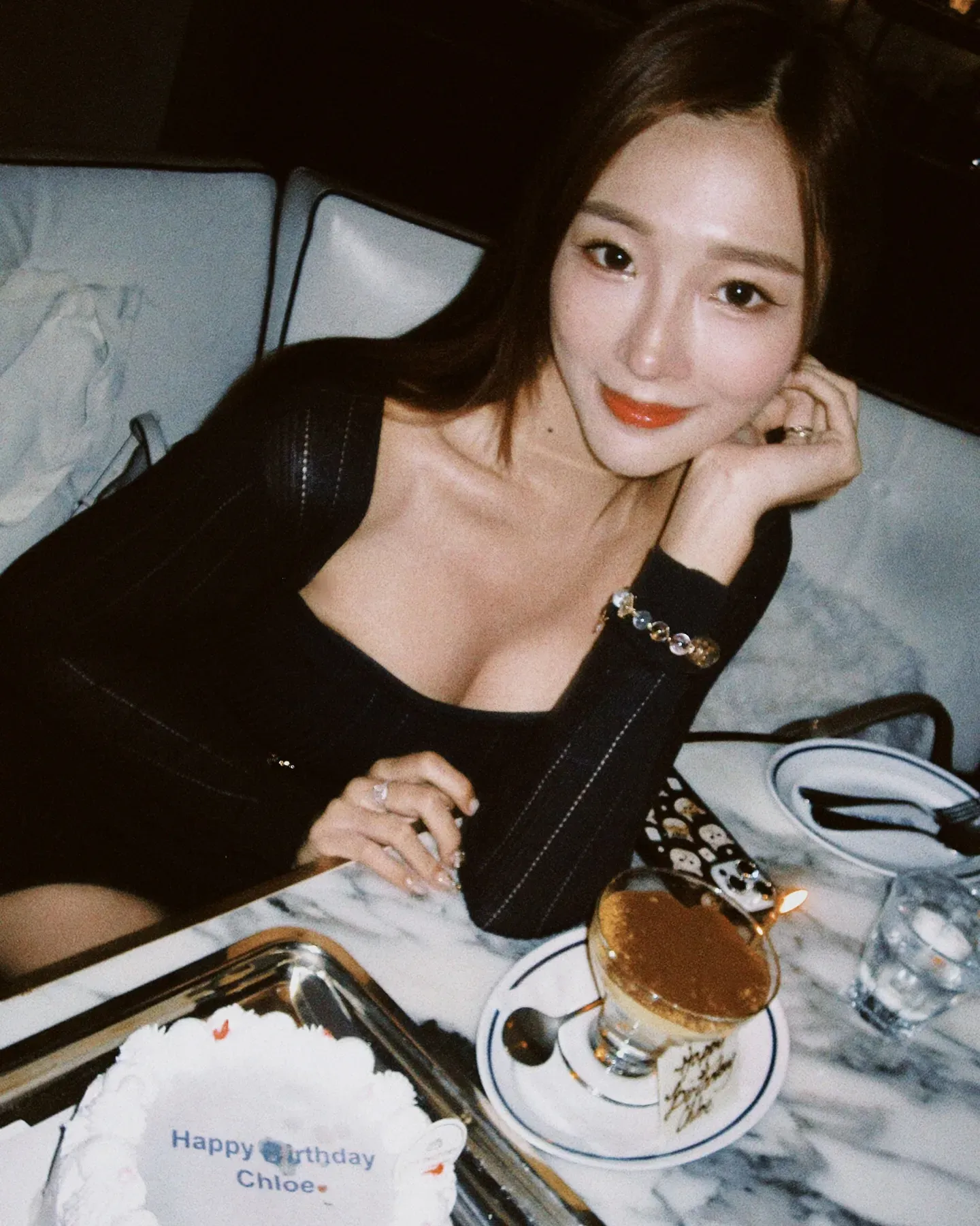 Chloe 27歲生日與朋友共聚。